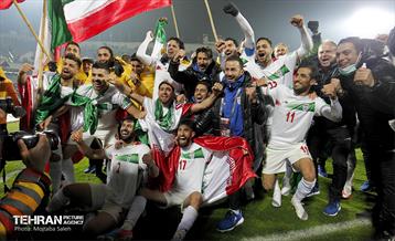 جشن و شادی بازیکنان و کادر فنی تیم ملی ایران پس از صعود به جام جهانی 2022