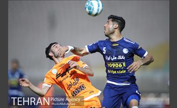 دیدار تیم های فوتبال استقلال خوزستان و سایپا تهران