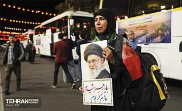 آیین بدرقه زائر اولی‌ها به‌ سوی عتبات عالیات در میدان انقلاب 36