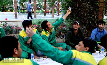 افطاری شهردار تهران با پاکبانان 10