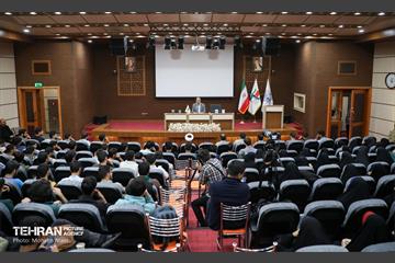 نشست صمیمانه شهردار تهران با مسئولین پایگاههای بسیج دانشجویی تهران 25