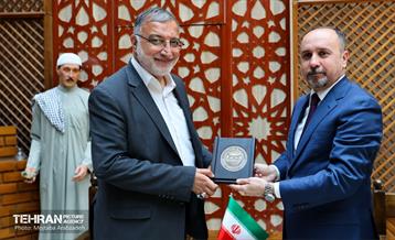 اهدای لوح یادبود عمار موسی شهردار بغداد به علیرضا زاکانی شهردار تهران