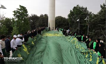 اهتزاز پرچم سبز رضوی بر فراز برج پرچم ایران 37