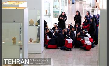 بازدید شجاع پوریان و دانش آموزان از موزه ملی ایران 10