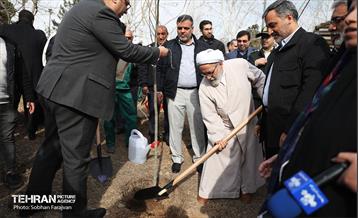 آئین غرس درخت به پاسداشت شهدای منطقه ۵ 13