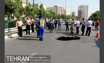 انجام عملیات ترمیم و بازسازی نشست زمین بزرگراه صیاد شیرازی 1