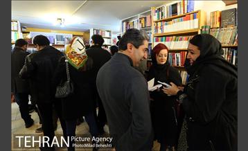 رونمایی و جشن امضای کتاب خانه ای با شیروانی قرمز در نشر ثالث‎ 23