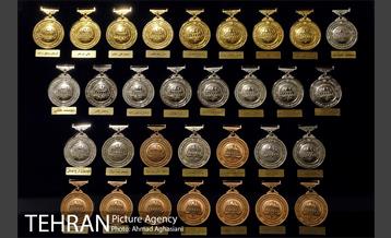 اهدای مدال های دانشجویان نخبه به مقام معظم رهبری 2