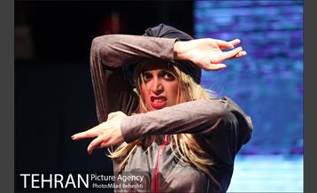 نمایش ماجرای عجیب سگی در شب 10