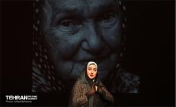 نمایش پیرزنی که در زمین خانه داشت‎ 13