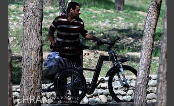 دوچرخه سواری در پارک چیتگر