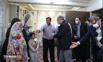 حضور شهردار تهران در منزل خانواده شهید عبدالله باقری 2