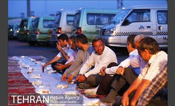 افطاری ساده راننده های تاکسی در پایانه تاکسیرانی صادقیه 1