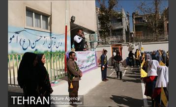 اهدای هدایای ویژه به دانش آموزان دبستان دخترانه شهید خوشنویسان 9