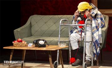 نمایش «بیماری خانواده میم» 5