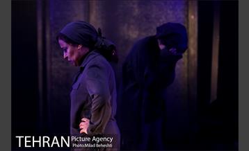 نمایش در اتاق باد می وزد 4