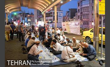 مراسم افطاری ساده در پایانه های تاکسیرانی شهر تهران 6