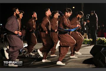 مدال افتخار انقلاب بر گردن برج آزادی 2