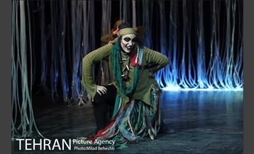 نمایش روزی می بایست می مرد‎ 11