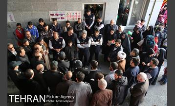 ادای احترام سرکلانترغرب تهران ومردم به شهدای آتش نشان ساختمان پلاسکو‎ 12