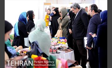 بازدید شهردار تهران از نمایشگاه دستاوردهاى هنرى زنان هنرمند داراى معلولیت 19