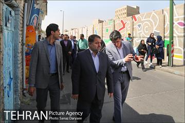 بازدید اعضا شورای شهر از دیوارنگاری جدار مترو خزانه 9