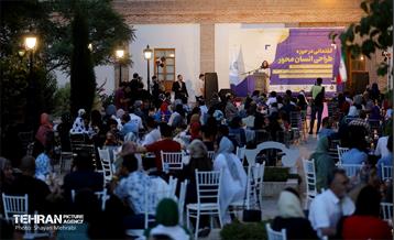 نشست هم‌ اندیشی اساتید و متخصصین طراحی صنعتی سراسر کشور با مدیران سازمان زیباسازی شهر تهران 21