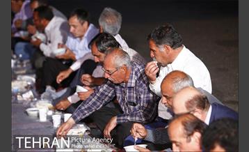 افطاری ساده راننده های تاکسی در پایانه تاکسیرانی صادقیه 17