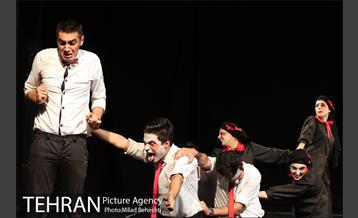 نمایش ماجرای عجیب سگی در شب‎ 21