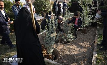 کاشت نهال به یاد شهدا در برج میلاد 4