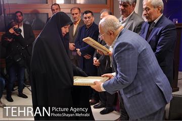 تجلیل از خانواده شهدای آتش‌نشان حادثه پلاسکو با حضور شهردار تهران 52
