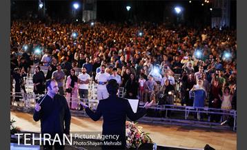 اجرای خیابانی محمد معتمدی و ارکستر سازهای ملی ایران در بوستان آب و آتش 29