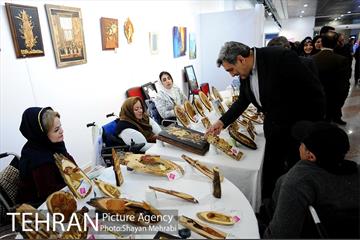 بازدید شهردار تهران از نمایشگاه دستاوردهاى هنرى زنان هنرمند داراى معلولیت 2