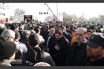 تشییع پیکرهای ۱۰۰ شهید گمنام از مقابل دانشگاه تهران 36