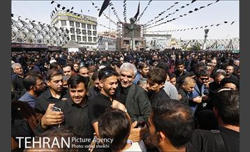 حضور شهردار برای اقامه نماز ظهر عاشورا در میدان امام حسین (ع) 14