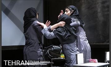 نمایش «است» 9