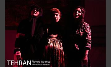 نمایش روز عقیم‎ 27