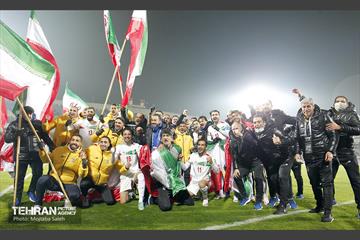 جشن و شادی بازیکنان و کادر فنی تیم ملی ایران پس از صعود به جام جهانی 2022