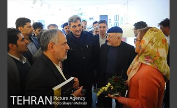 کتابگردی پیروز حناچی سرپرست شهرداری تهران در روز کتاب 34