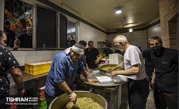 طعام عزاداران در ظروف استیل و دوغ های نعنایی در کاسه های دونفره بوده که امروزه به لطف «کرونا» و البته «ظروف یکبار مصرف» برچیده شده است.