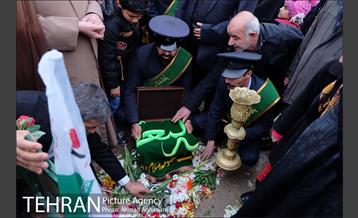 غبارروبی مزار شهدای آتش نشان باحضور خادمین حرم معصومه (س) 22