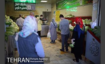 اجرای طرح فاصله گذاری اجتماعی در میدان میوه و تره بار صادقیه 17