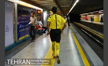 پرفورمنس داوران فوتبال در ایستگاه هفت تیر 12