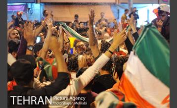 شادی خیابانی مردم بعد از پیروزی تیم ملی ایران 2