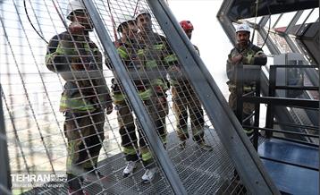 مسابقه پله‌نوردی آتش‌نشانان در برج میلاد 4