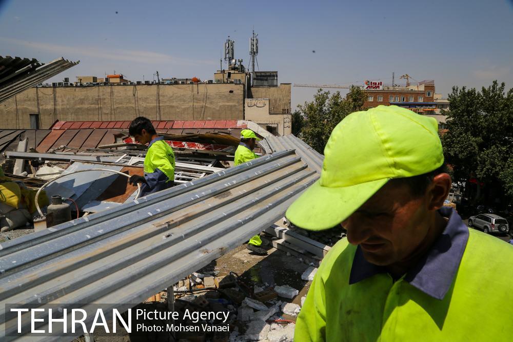 رفع خطر طبقه سوم پاساژ 102 در خیابان امام خمینی(ره)  1