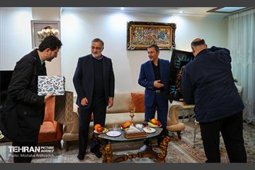 قرار خدمت؛ دیدار شهردار تهران با خانواده شهید آرمان علی وردی 16