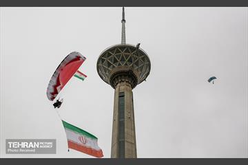 پرش چتربازان به مناسبت روز جمهوری اسلامی 12