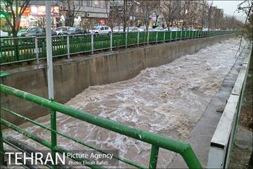 بازدید مدیران شهری از لایروبی و رسوب زدایی شبکه جمع آوری آبهای سطحی 31