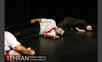 نمایش ماجرای عجیب سگی در شب‎ 7